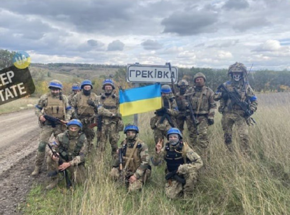 루한스크주 흐레키우카 마을로 진군한 우크라이나군 부대가 마을 도로 표지판 주변에서 촬영한 모습. /사진=트위터