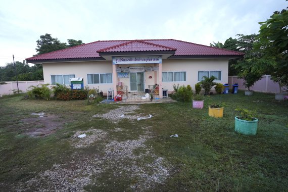 [농부아람푸주=AP/뉴시스] 7일(현지시간) 새벽 태국 북동부 농부아람푸주의 총기 난사 공격을 받은 어린이 집이 텅 비어있다. 2022.10.07.