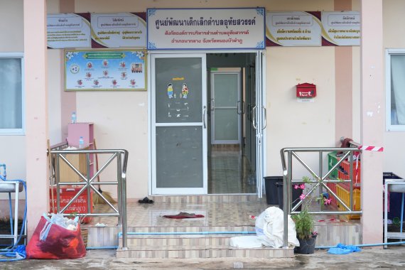 [농부아람푸=AP/뉴시스] 7일(현지시간) 태국 북동부 농부아람푸주에서 전직 경찰관이 총기를 난사한 보육원이 텅 비어있다. 마약 혐의에 연루됐던 전직 경찰관이 6일(현지시간) 태국 북동부 어린이집에서 수십 명의 미취학 어린 아이와 교사를 살해한 뒤 도망쳤으며, 이는 태국 역사상 가장 잔인한 살인사건으로 꼽힌다. 2022.10.07.