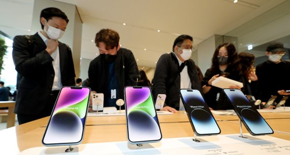 애플의 아이폰14 등 신제품이 국내에 정식 출시한 7일 서울 중구 애플스토어 명동점에서 시민들이 제품을 살펴보고 있다. 2022.10.7/뉴스1 ⓒ News1 장수영 기자