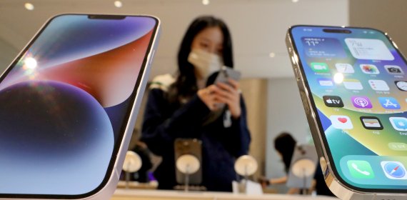 애플의 아이폰14 등 신제품이 국내에 정식 출시한 7일 서울 중구 애플스토어 명동점에서 한 시민이 아이폰14를 살펴보고 있다. 2022.10.7/뉴스1 ⓒ News1 장수영 기자