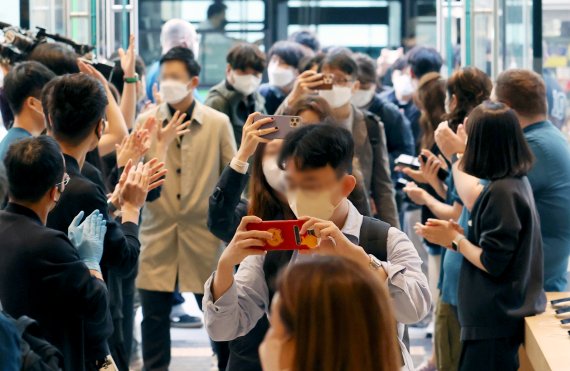 애플의 아이폰14 등 신제품이 국내에 정식 출시한 7일 서울 중구 애플스토어 명동점에서 시민들이 직원들의 환영을 받으며 입장하고 있다. (공동취재) 2022.10.7/뉴스1 ⓒ News1 장수영 기자