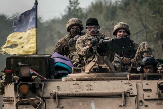 우크라이나 군인들이 6일(현지시간) 동부 도네츠크의 수복지역 리만 인근을 장갑차를 타고 이동하고 있다. 우크라이나군이 통신망에 활용하고 있는 일론 머스크의 스페이스X 위성인터넷 시스템인 스타링크 서비스가 남부, 동부전전 돌파 당시 작동하지 않았던 것으로 알려졌다. AFP연합