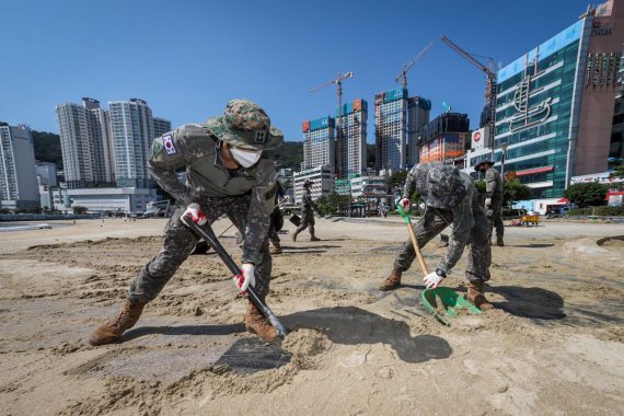 육군 제53사단 장병들이 지난달 7일 부산시 송도해수욕장 일대에서 태풍 피해복구 대민지원작전을 하고 있다. (육군 제공) 2022.9.7/뉴스1