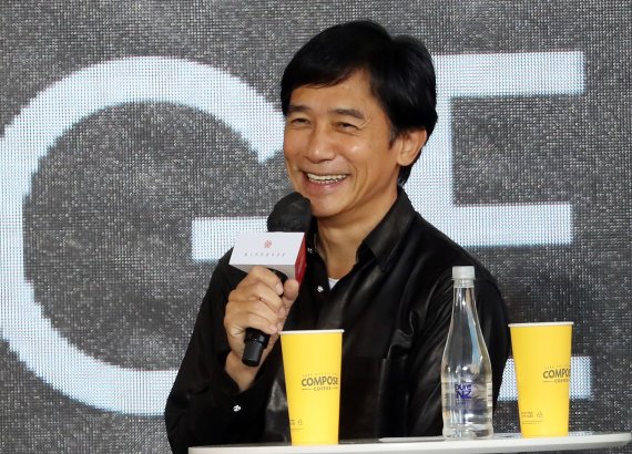 [부산=뉴시스] 하경민 기자 = 제27회 부산국제영화제 개막 사흘째인 7일 부산 해운대구 영화의전당 야외무대에서 열린 오픈토크에 참석한 배우 양조위가 팬들과의 만남을 갖고 있다. 2022.10.07. yulnetphoto@newsis.com