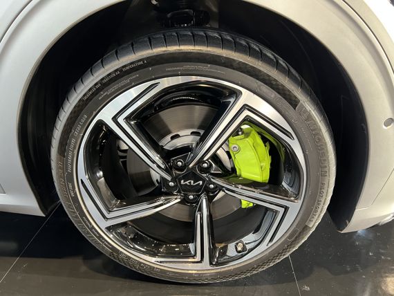 기아 고성능 전기차 EV6 GT에는 고성능 타이어와 네온 색상의 캘리퍼가 탑재됐다. 사진=최종근 기자