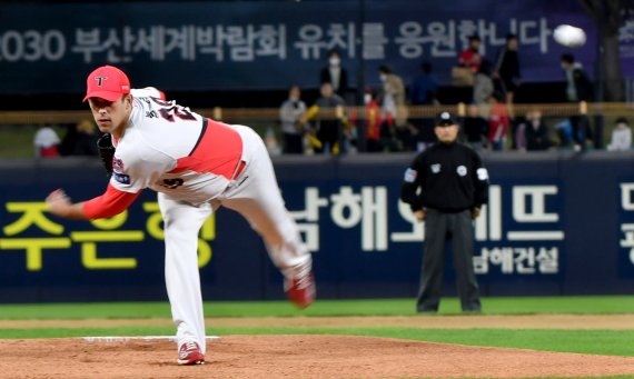 [광주=뉴시스] 이영주 기자 = 7일 오후 광주 북구 광주-기아챔피언스필드에서 열린 2022프로야구 KIA 타이거즈 대 KT 위즈의 경기, 1회 초 KIA 선발 놀린이 역투하고 있다. 2022.10.06. leeyj2578@newsis.com