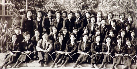 1960년 치마저고리를 입기 시작할 때의 조선학교 사진. 자세히 보면 치마저고리와 양장교복이 혼재되어 있다. (출처=도쿄조선중고급학교 홈페이지)ⓒ News1