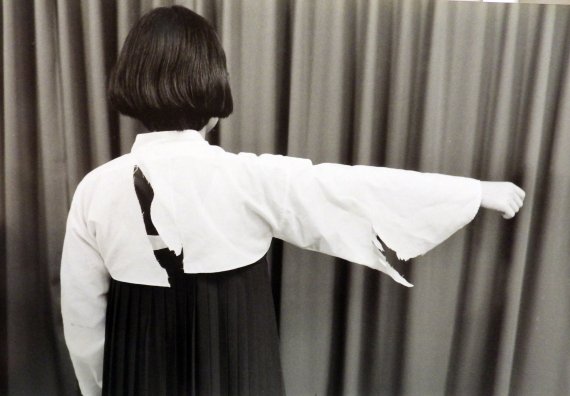 칼질 당한 치마저고리 교복(김명준 감독 제공)ⓒ News1