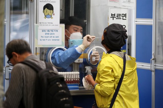 신종 코로나바이러스 감염증(코로나19) 선별진료소에서 시민들이 검사를 받고 있다. /뉴스1