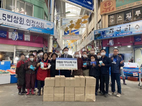 [진주=뉴시스]한국수자원공사(K-water) 남강댐지사, 재활용 아이스팩 기부. *재판매 및 DB 금지