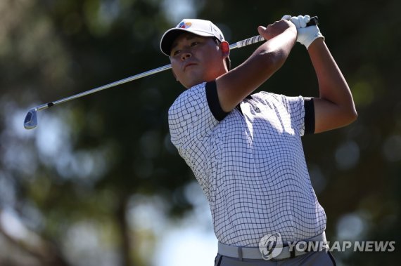 김시우의 2라운드 경기 모습 LAS VEGAS, NEVADA - OCTOBER 07: Si Woo Kim of South Korea plays his shot from the eighth tee during the second round of the Shriners Children's Open at TPC Summerlin on October 07, 2022 in Las Vegas, Nevada. Jed Jacobsohn/Getty Images/AFP