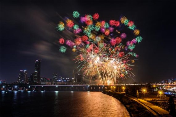 [서울=뉴시스][서울=뉴시스]서울시가 코로나19 이후 3년 만에 열리는 서울세계불꽃축제를 맞아 여의도 일대 교통 혼잡을 최소화하기 위해 대중교통을 증편하는 등 교통대책을 마련했다. (사진=서울시 제공). 2022.10.08. photo@newsis.com /사진=뉴시스