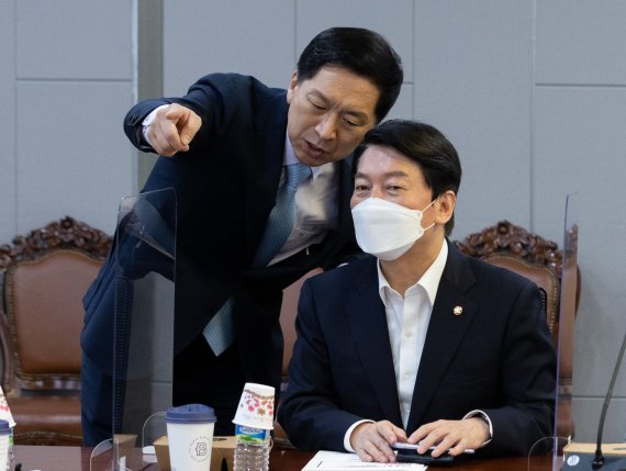 김기현(왼쪽) 국민의힘 의원, 안철수 국민의힘 의원. 뉴스1.