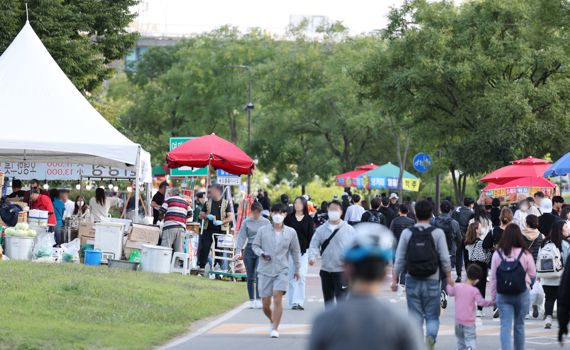 “여의도 명당 찾아라”…불꽃축제에 몰린 인파