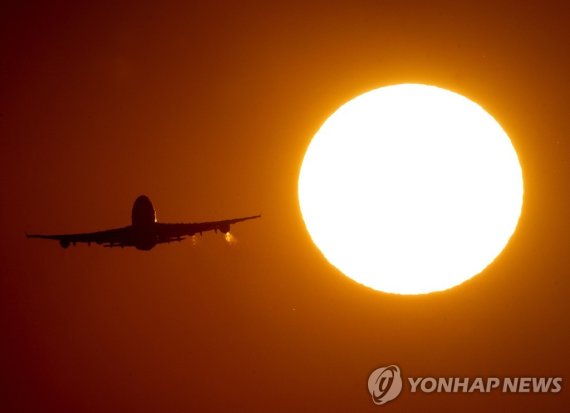 온실가스 배출량이 많아 기후변화 주범으로 꼽히는 항공기 FILE - A Boeing 747 takes off from the airport in Frankfurt, Germany, on Aug. 7, 2020. Airplanes are a minor contributor to global greenhouse-gas emissions, but their share is sure to grow as more people travel in coming years, and that has the aviation industry facing