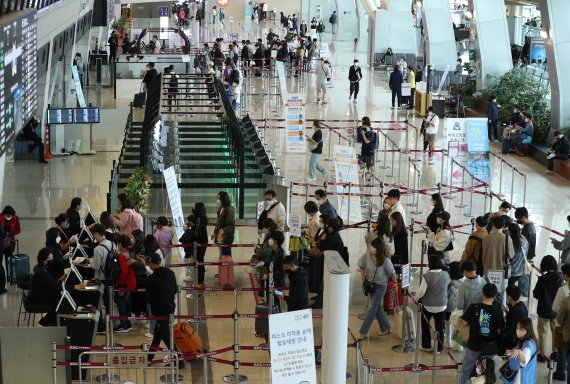 한글날 연휴를 앞둔 7일 서울 강서구 김포공항 국내선 출국장이 여행객들로 붐비고 있다. 2022.10.7/뉴스1 ⓒ News1 신웅수 기자