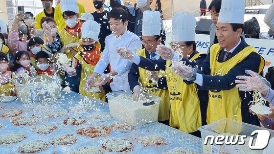 8일 오전 전북 임실군 임실치즈테마파크에서 임실N치즈축제장을 찾은 시민들이 즐거운 시간을 보내고 있다.2022.10.8/뉴스1 이지선기자