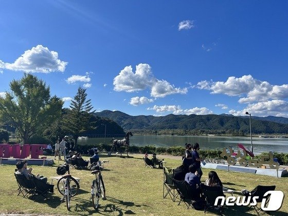 8일 춘천 술페스타가 열리는 상상마당 인근 카페 야외에 시민들이 의암호를 바라보고 있다.2022.10.8 한귀섭 기자