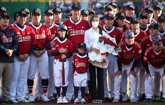 롯데 자이언츠 이대호와 아내 신혜정씨 그리고 자녀들이 8일 부산 동래구 사직야구장에서 열린 프로야구 '2022 신한은행 SOL KBO리그' LG 트윈스와의 경기에 앞서 선수단과 기념 촬영을 하고 있다. 2022.10.8/뉴스1 ⓒ News1 김영훈 기자