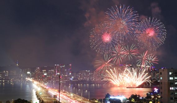 지난 8일 오후 여의도 한강공원 일대에서 열린 '한화와 함께하는 서울세계불꽃축제 2022'에서 화려한 불꽃이 밤하늘을 수놓고 있다.3년 만에 열리는 이번 행사의 주제는 '위 호프 어게인(We Hope Again)'이다. 코로나19로 지친 일상을 위로하고 다시 꿈과 희망의 불꽃을 쏘아 올린다는 의미다.사진=김범석 기자