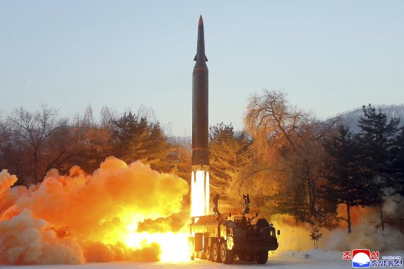 북한 조선중앙통신이 제공한 사진에 5일 북한군이 극초음속 미사일이라고 부르는 발사체를 시험 발사하고 있다. 사진=조선중앙통신 캡처