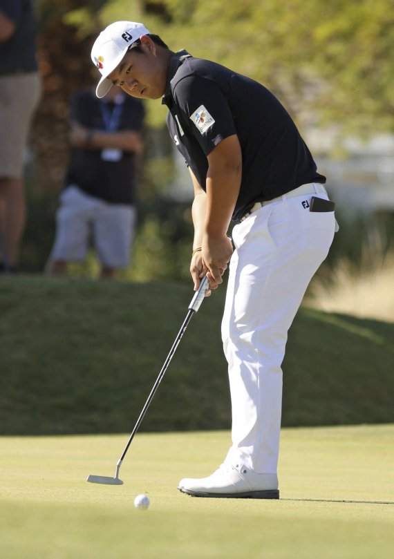 [라스베이거스=AP/뉴시스] 김주형이 7일(현지시간) 미 네바다주 라스베이거스의 TPC 서머린에서 열린 미국프로골프(PGA) 투어 슈라이너스 칠드런스 오픈 2라운드 10번 홀에서 파 퍼팅을 하고 있다. 김주형은 중간 합계 10언더파 132타로 김시우와 함께 공동 3위를 기록했다. 2022.10.08.
