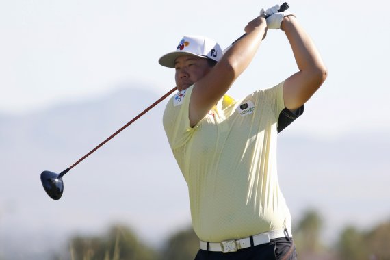 [라스베이거스=AP/뉴시스] 임성재가 7일(현지시간) 미 네바다주 라스베이거스의 TPC 서머린에서 열린 미국프로골프(PGA) 투어 슈라이너스 칠드런스 오픈 2라운드 18번 홀에서 티샷하고 있다. 디펜딩 챔피언 임성재는 중간 합계 7언더파 135타 공동 17위에 자리했다. 2022.10.08.