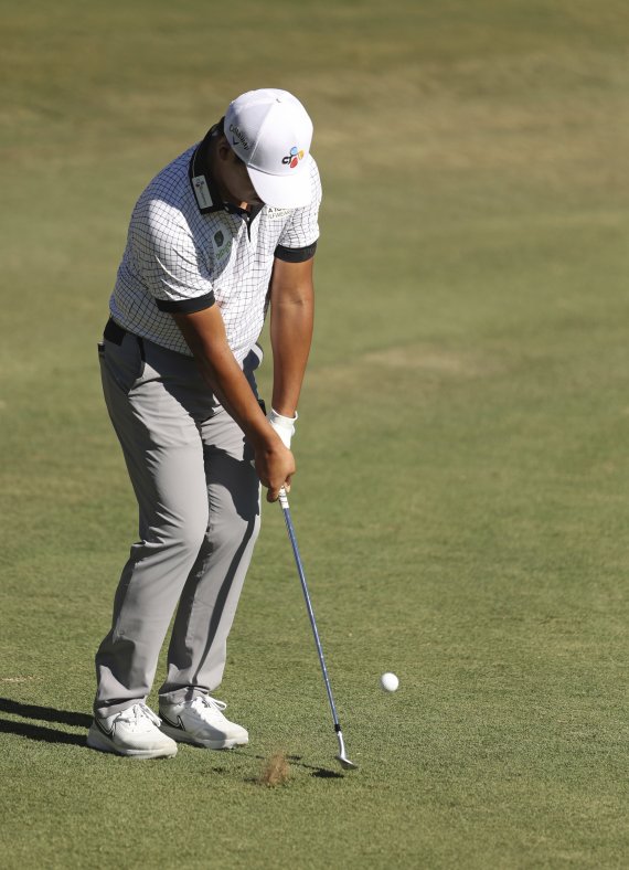 [라스베이거스=AP/뉴시스] 김시우가 7일(현지시간) 미 네바다주 라스베이거스의 TPC 서머린에서 열린 미국프로골프(PGA) 투어 슈라이너스 칠드런스 오픈 2라운드 9번 홀에서 퍼팅하고 있다. 김시우는 중간 합계 10언더파 132타로 김주형과 함께 공동 3위를 기록했다. 2022.10.08.