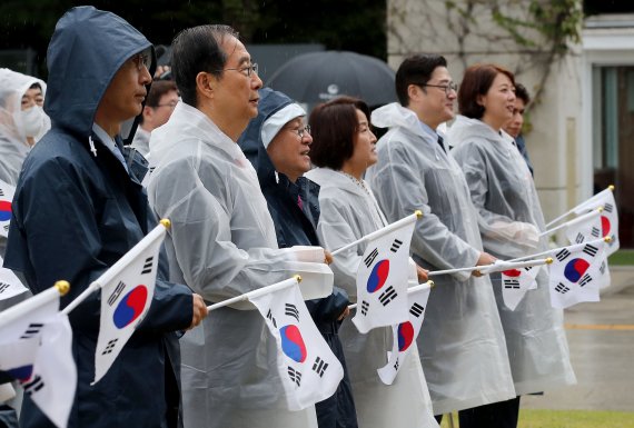 한총리 "공공언어에 외국어 줄이고, 우리말로 바꾼다"