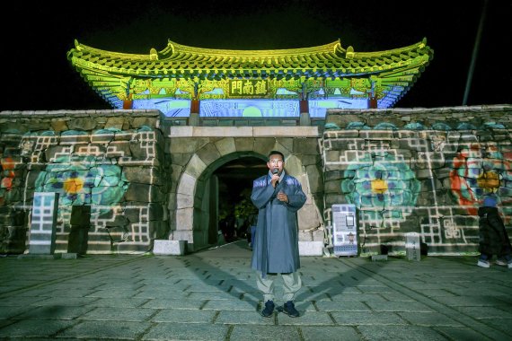 서산해미읍성축제 미디어파사드 퍼포먼스에서 이완섭 서산시장이 인사말을 하고 있다(서산시 제공)