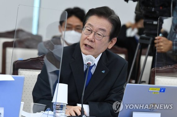 더불어민주당 이재명 대표가 6일 서울 용산구 합동참모본부에서 열린 국정감사에서 질의하고 있다./사진=연합뉴스