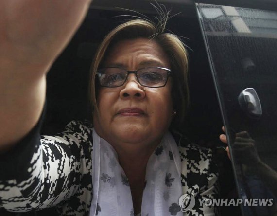 레일라 데 리마 전 상원의원 FILE - Philippine then opposition Senator Leila de Lima arrives at a regional trial court for a brief personal appearance Friday, Feb. 24, 2017, in Paranaque city southeast of Manila, Philippines. Philippine police killed three inmates, including a top Abu Sayyaf militant, after they