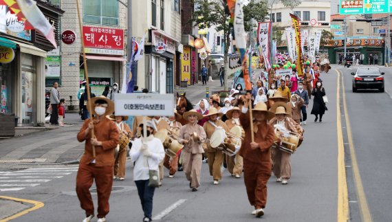 8일 오후 제주시 중앙로 일대에서 제61회 탐라문화제 거리 퍼레이드가 펼쳐지고 있다. 지난 6일 개막한 이번 탐라문화제는 코로나19 이후 3년만에 대면행사로 치러졌다.2022.10.8/뉴스1 ⓒ News1 고동명 기자