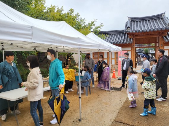 한글날인 9일 오후 전북 전주한옥마을을 찾은 나들이객들이 연휴를 즐기고 있다.사진은 전주 비빔밥축제 프로그램을 찾은 시민들 모습.2022.10.9/ⓒ 뉴스1 강교현기자