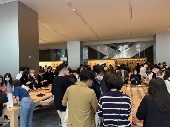 지난 7일 애플스토어 명동에 애플 신작 아이폰14 시리즈를 구경하기 위해 많은 인파가 몰려있다. 사진=임수빈 기자