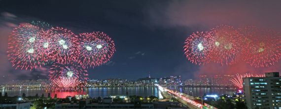 8일 오후 서울 여의도 한강공원 일대에서 열린 '한화와 함께하는 서울세계불꽃축제 2022'에서 화려한 불꽃이 밤하늘을 수놓고 있다. 이번 행사의 주제는 '위 호프 어게인’(We Hope Again)이다. 코로나19로 지친 일상을 위로하고 다시 희망의 불꽃을 쏘아 올린다는 의미다. 사진=김범석 기자