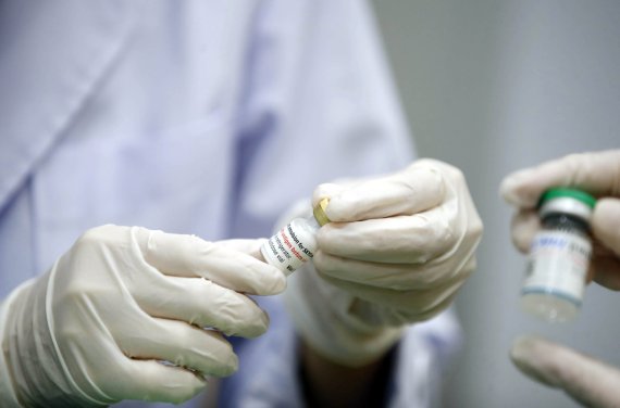 보건소 감염병예방팀 직원이 의료기관에 배부할 백신을 확인하고 있다. 뉴시스 제공.
