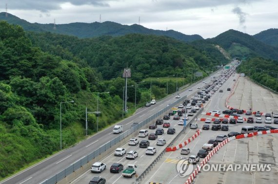 연휴 마지막날 고속도로 혼잡…서울 방향 9시부터 정체 시작