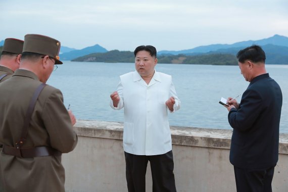 김정은 핵미사일 훈련 직접 지휘…"전투무력 백방 강화"