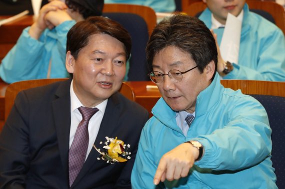 2018년 3월 28일 당시 안철수 바른미래당 인재영입위원장(왼쪽)이 유승민 공동대표와 서울시당 개편대회에서 대화하고 있다. ⓒ News1 DB