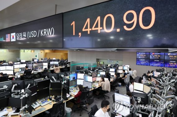 원/달러 환율, 13년 6개월 만에 1,440원 돌파 원/달러 환율, 13년 6개월 만에 1,440원 돌파 (서울=연합뉴스) 김주성 기자 = 원/달러 환율이 13년 6개월 만에 1,440원을 넘어선 28일 오후 3시경 서울 중구 하나은행 딜링룸 화면에 실시간 환율이 표시돼 있다. 2022.9.28 utzza@yna.co.kr (끝)