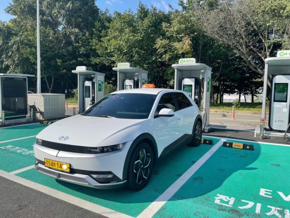 작년 가장 많은 민원은 친환경차 전용구역 위반·불법 주정차