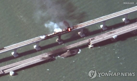 사실상 끊어진 크림대교 This satellite image provided by Maxar Technologies shows damage to the Kerch Bridge, which connects the Crimean Peninsula with Russia crossing a strait between the Black Sea and the Sea of Azov, and rail cars on fire on Saturday, Oct. 8, 2022. (Maxar Technologies via AP) AP PROVIDES AC