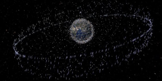 인류가 지금까지 쏘아올린 1만3100여개의 인공위성들이 지구 주위를 감싸고 있다. NASA 제공