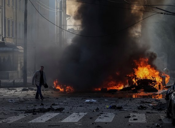 러시아군의 미사일 공격을 받은 우크라이나 키이우. 도로 한가운데 자동차가 불타고 있다. /로이터 연합뉴스