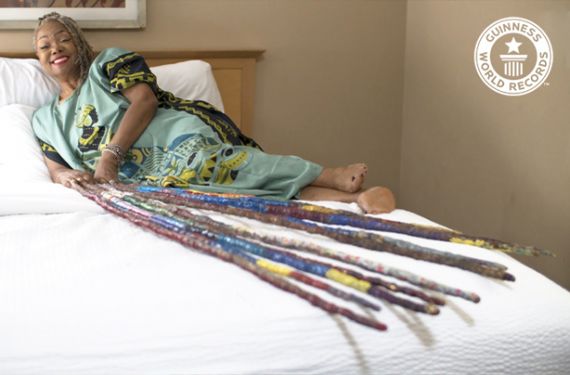 기네스북에서 '가장 긴 손톱을 가진 여성'으로 선정된 다이애나 암스트롱. 출처=기네스북