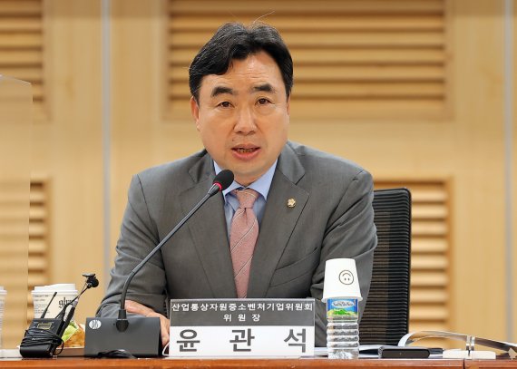 윤관석 국회 산업통상자원중소벤처기업위원장이 20일 서울 여의도 국회 의원회관에서 열린 ‘한미 경제안보동맹 이대로 좋은가? 미국 인플레이션 감축법의 쟁점과 대응’ 세미나에서 인사말을 하고 있다. (공동취재) 2022.9.20/뉴스1 ⓒ News1 유승관 기자