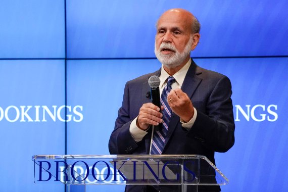 Former Federal Reserve chairman Ben Bernanke speaks after he was named among three U.S. economists awarded the 2022 Nobel Economics Prize, during a news conference at the Brookings Institution in Washington, U.S., October 10, 2022. REUTERS/Ken Cedeno /REUTERS/뉴스1 /사진=뉴스1 외신화상