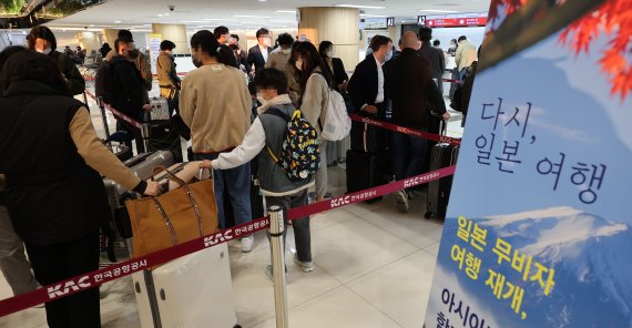 日 무비자 관광 열린다...'입국제한 완화·엔저' 日 항공사 예약 3~5배 증가